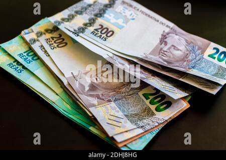 Sei reich mit Geld in Brasilien. 200 brasilianische Banknoten Reaís Real R-Dollar BRL. Stockfoto