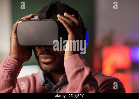 Nahaufnahme eines afrikanischen jungen Mannes mit Brille während der virtuellen Realität Spiel Stockfoto