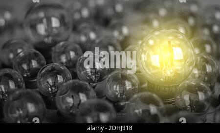 Glühbirne auf grauem Hintergrund. Farben des Jahres 2021. Stockfoto