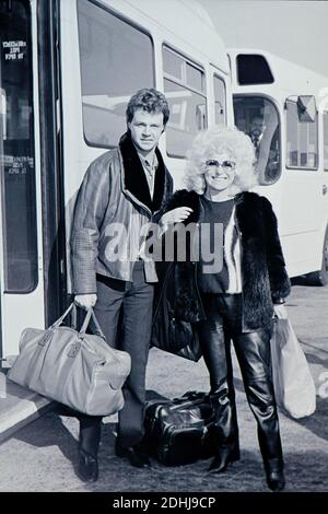 Barbara Windsor und Freund Stephen Hollings am Flughafen London Heathrow, 14. Oktober 1984 Stockfoto