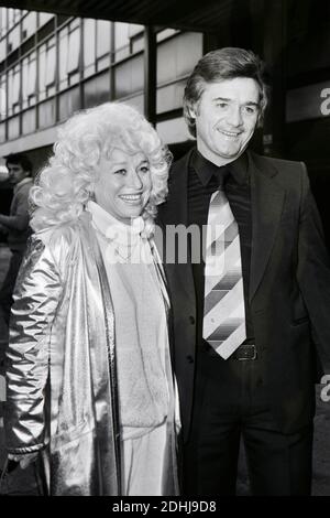 Barbara Windsor und ihr Mann Ronnie Knight bei Ankunft am Flughafen Heathrow aus Australien, 4. November 1981. Stockfoto