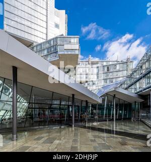 Dieses dekonstruktivistische Gebäude wurde für die Deutsche Bank Nord/LB errichtet und verfügt über Büros, die in verschiedenen Winkeln gestapelt sind. Erreicht durch diagonale Skywalk-Röhren. Stockfoto