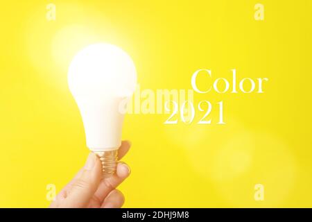 Pantone Farbe des Jahres 2021. Glühlampe In Der Hand. Farbtrend. Leuchtet Stockfoto