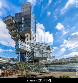 Dieses dekonstruktivistische Gebäude wurde für die Deutsche Bank Nord/LB errichtet und verfügt über Büros, die in verschiedenen Winkeln gestapelt sind. Erreicht durch diagonale Skywalk-Röhren. Stockfoto