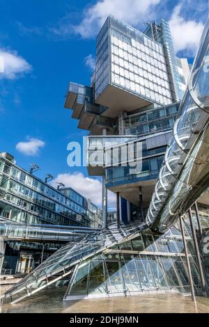 Dieses dekonstruktivistische Gebäude wurde für die Deutsche Bank Nord/LB errichtet und verfügt über Büros, die in verschiedenen Winkeln gestapelt sind. Erreicht durch diagonale Skywalk-Röhren. Stockfoto