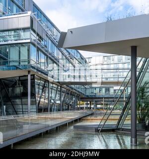 Dieses dekonstruktivistische Gebäude wurde für die Deutsche Bank Nord/LB errichtet und verfügt über Büros, die in verschiedenen Winkeln gestapelt sind. Erreicht durch diagonale Skywalk-Röhren. Stockfoto