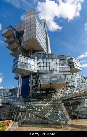 Dieses dekonstruktivistische Gebäude wurde für die Deutsche Bank Nord/LB errichtet und verfügt über Büros, die in verschiedenen Winkeln gestapelt sind. Erreicht durch diagonale Skywalk-Röhren. Stockfoto