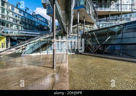 Dieses dekonstruktivistische Gebäude wurde für die Deutsche Bank Nord/LB errichtet und verfügt über Büros, die in verschiedenen Winkeln gestapelt sind. Erreicht durch diagonale Skywalk-Röhren. Stockfoto