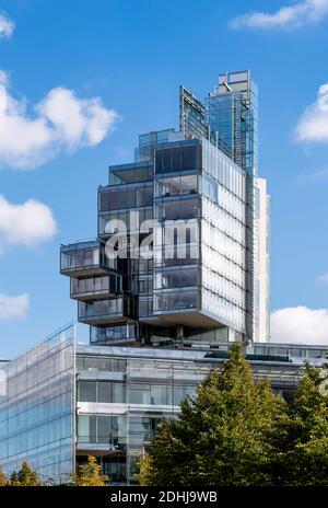 Dieses dekonstruktivistische Gebäude wurde für die Deutsche Bank Nord/LB errichtet und verfügt über Büros, die in verschiedenen Winkeln gestapelt sind. Erreicht durch diagonale Skywalk-Röhren. Stockfoto