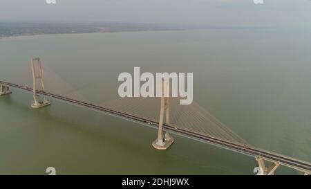 Luftaufnahme Tragkabel Brücke Suramadu über madura Meerenge zwischen den Inseln Java, Madura. surabaya Hohe Küste Brücke mit Autobahn. Java, Indonesien Stockfoto