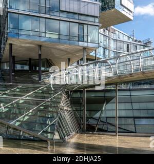 Dieses dekonstruktivistische Gebäude wurde für die Deutsche Bank Nord/LB errichtet und verfügt über Büros, die in verschiedenen Winkeln gestapelt sind. Erreicht durch diagonale Skywalk-Röhren. Stockfoto