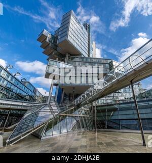 Dieses dekonstruktivistische Gebäude wurde für die Deutsche Bank Nord/LB errichtet und verfügt über Büros, die in verschiedenen Winkeln gestapelt sind. Erreicht durch diagonale Skywalk-Röhren. Stockfoto