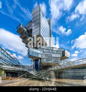 Dieses dekonstruktivistische Gebäude wurde für die Deutsche Bank Nord/LB errichtet und verfügt über Büros, die in verschiedenen Winkeln gestapelt sind. Erreicht durch diagonale Skywalk-Röhren. Stockfoto