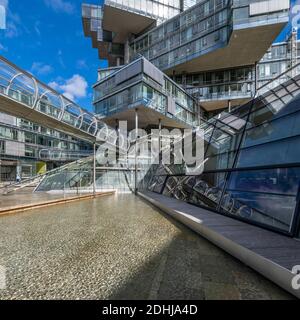 Dieses dekonstruktivistische Gebäude wurde für die Deutsche Bank Nord/LB errichtet und verfügt über Büros, die in verschiedenen Winkeln gestapelt sind. Erreicht durch diagonale Skywalk-Röhren. Stockfoto