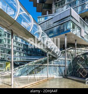 Dieses dekonstruktivistische Gebäude wurde für die Deutsche Bank Nord/LB errichtet und verfügt über Büros, die in verschiedenen Winkeln gestapelt sind. Erreicht durch diagonale Skywalk-Röhren. Stockfoto