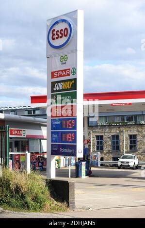 GV von ESSO SPAR Euro Garagen auf Brandlesholme Road, Bury, Donnerstag, 1. Oktober 2020. Supermarktkette Asda wird an zwei Brüder von Blackburn in einem Deal im Wert von £6,8 Mrd. verkauft werden. Die neuen Eigentümer Mohsin und Zuber Issa, die von der Investmentfirma TDR Capital unterstützt wurden, gründeten 2001 ihr Euro-Garagengeschäft mit einer einzigen Tankstelle in Bury, die sie für £150,000 kauften. Das Unternehmen hat mittlerweile Standorte in Europa, den USA und Australien und einen Jahresumsatz von rund 18 Mrd. £. Stockfoto