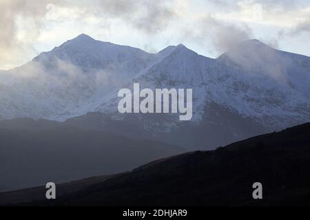 Sonnenuntergang über dem Snowdon-Hufeisen, der jüngsten Schneefall zeigt. Wales. Bild aufgenommen am 5. Dezember 2020 Stockfoto