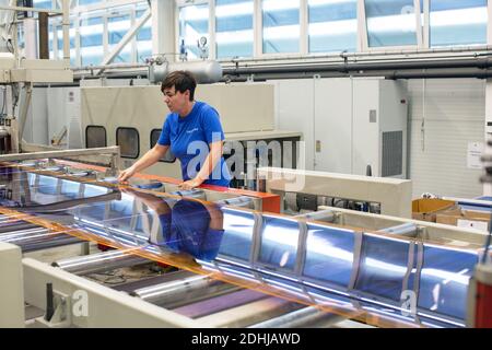 Eine Mitarbeiterin, die Maschinen im neuen Montagewerk von Samsonite in Szekszárd in der Nähe der ungarischen Hauptstadt Budapest betreibt. Stockfoto