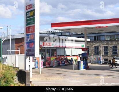 GV von ESSO SPAR Euro Garagen auf Brandlesholme Road, Bury, Donnerstag, 1. Oktober 2020. Supermarktkette Asda wird an zwei Brüder von Blackburn in einem Deal im Wert von £6,8 Mrd. verkauft werden. Die neuen Eigentümer Mohsin und Zuber Issa, die von der Investmentfirma TDR Capital unterstützt wurden, gründeten 2001 ihr Euro-Garagengeschäft mit einer einzigen Tankstelle in Bury, die sie für £150,000 kauften. Das Unternehmen hat mittlerweile Standorte in Europa, den USA und Australien und einen Jahresumsatz von rund 18 Mrd. £. Stockfoto