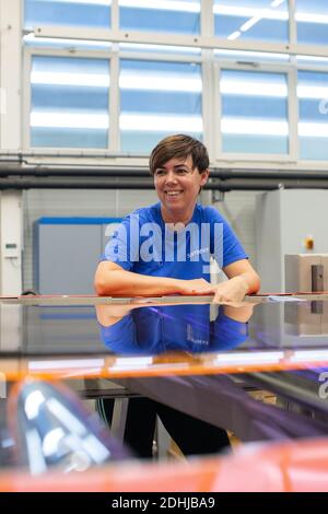 Eine Mitarbeiterin, die Maschinen im neuen Montagewerk von Samsonite in Szekszárd in der Nähe der ungarischen Hauptstadt Budapest betreibt. Stockfoto