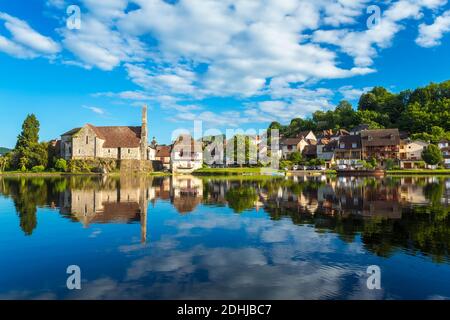 Kapelle der Büßer und Häuser in der Stadt Beaulieu sur Dordogne, Correze, Limousin, Frankreich Stockfoto
