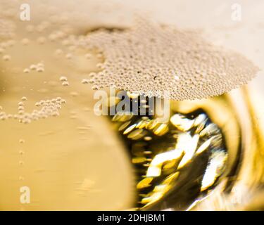 Viele kleine Blasen auf einem Glas Champagner - Ausschneiden Stockfoto