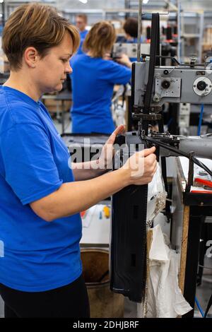 Weibliche Angestellte, die die Nähmaschine im neuen Montagewerk von Samsonite in Szekszárd in der Nähe der ungarischen Hauptstadt Budapest betreibt. Stockfoto