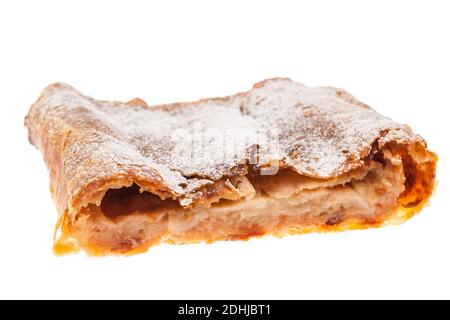 Ein Stück Apfelstrudel isoliert auf weißem Hintergrund Stockfoto