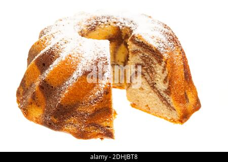 Marmorkuchen isoliert auf weißem Hintergrund Stockfoto