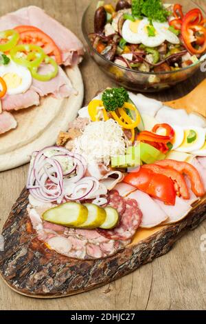 Ein steirischer Snack auf einem Holztisch Stockfoto