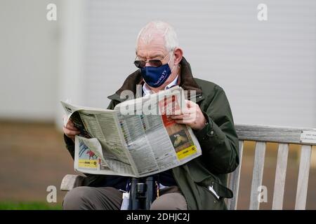 Ein Rennfahrer prüft das Formular in der Racing Post während des ersten Tages des Internationalen Treffens auf der Cheltenham Rennbahn. Stockfoto