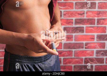 Junger Mann Hand mit Insulin-Stift Nahaufnahme Stockfoto