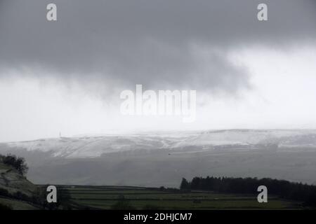 Abgebildet ist eine verschneite Szene in den Yorkshire Dales oberhalb von Leyburn. Wetter Schnee Winter schneit Stockfoto