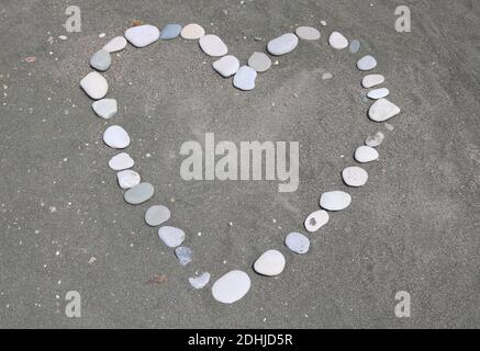 Steinförmiges Herz an einem Strand in Zypern Stockfoto