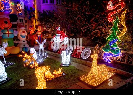 North London Doppelhaushälfte mit erstaunlichen Satz von weihnachtsbeleuchtung. Darunter Figur von Mickey Mouse, Woody aus Toy Story, Darth Vader, Spiderman Stockfoto