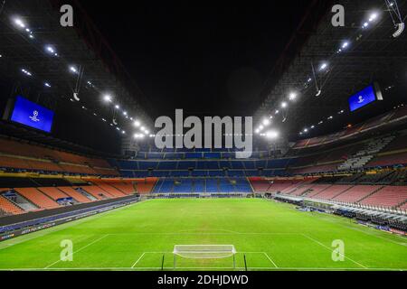 Mailand, Italien - 09. Dezember, 2020: Allgemeine Ansicht zeigt stadio Giuseppe Meazza auch bekannt als San Siro, am Ende der UEFA Champions League Gruppe B Fußballspiel zwischen FC Internazionale und FC Shakhtar Donetsk. Das Spiel endete 0-0 Unentschieden. Kredit: Nicolò Campo/Alamy Live Nachrichten Stockfoto