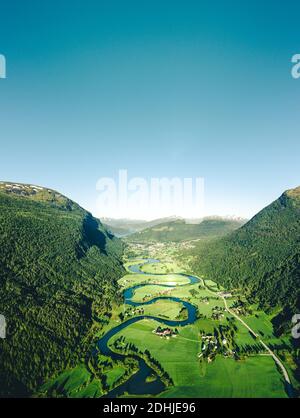 Eine faszinierende Aufnahme von schönen Bergen mit Stryneelva Fluss in Norwegen Stockfoto