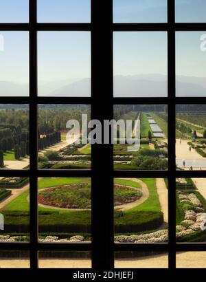 VENARIA, ITALIEN - AUGUST 2012: Blick auf die Gärten des Königspalastes von Venaria reale Stockfoto