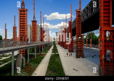 TORINO, ITALIEN - JUNI 2013: Die Pylone des Parco Dora, die im postindustriellen Bereich als Zeugen des größten Fiat-Stahlwerks von Ferriere gepflegt werden Stockfoto