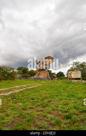 Natürliche Balanciersteine in Epworth, außerhalb Harare, Simbabwe. Stockfoto