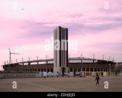 TURIN, ITALIEN - FEBRUAR 2020: Das Olympiastadion "Grande Torino", Heimat der Olympischen Winterspiele 2006, mit Blick von vorne auf den Turm "Maratona". Stockfoto
