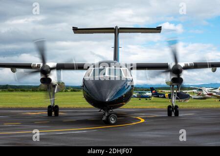 Ein Air New Zealand Bombardier Dash 8 Q300 Flugzeug in Alle schwarzen Lackierung am Flughafen Taupo Stockfoto