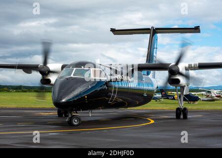 Ein Air New Zealand Bombardier Dash 8 Q300 Flugzeug in Alle schwarzen Lackierung am Flughafen Taupo Stockfoto