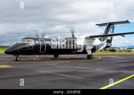 Ein Air New Zealand Bombardier Dash 8 Q300 Flugzeug in Alle schwarzen Lackierung am Flughafen Taupo Stockfoto