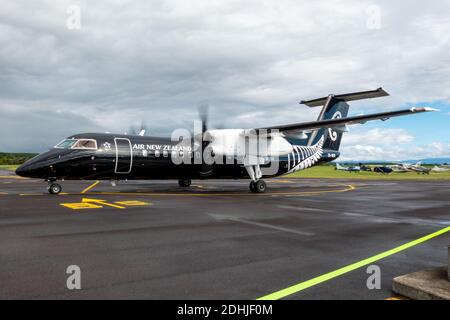 Ein Air New Zealand Bombardier Dash 8 Q300 Flugzeug in Alle schwarzen Lackierung am Flughafen Taupo Stockfoto