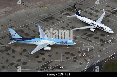 Einige Flugzeuge waren in Betrieb, insbesondere Frachtflugzeuge, während andere während der Pandemie von 2020 am Flughafen Birmingham abgestellt wurden Stockfoto