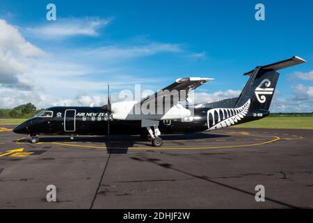 Ein Air New Zealand Bombardier Dash 8 Q300 Flugzeug in Alle schwarzen Lackierung am Flughafen Taupo Stockfoto