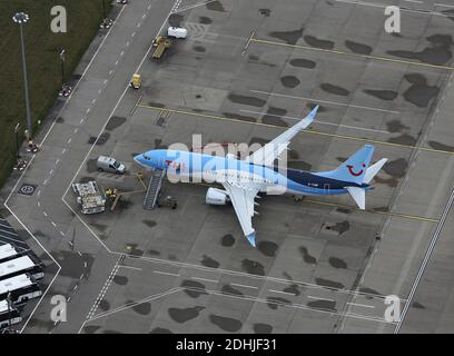 Einige Flugzeuge waren in Betrieb, insbesondere Frachtflugzeuge, während andere während der Pandemie von 2020 am Flughafen Birmingham abgestellt wurden Stockfoto