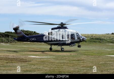 Dieser Agusta Helikopter fährt vom Penzance Heliport in Cornwall zur Insel Tresco in den Scillies. Stockfoto