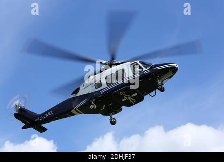 Dieser Agusta Helikopter fährt vom Penzance Heliport in Cornwall zur Insel Tresco in den Scillies. Stockfoto